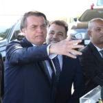 O presidente Jair Bolsonaro fala à imprensa no Palácio da Alvorada