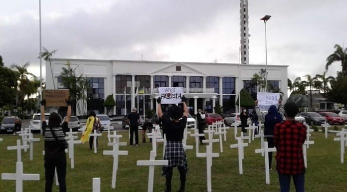 Cruzes são colocadas em frente ao Palácio do Governo em protesto pelas vítimas da Covid-19 em RR