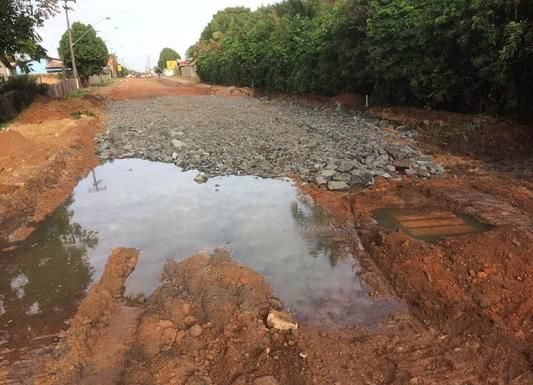 Esgoto vaza e causa transtornos para moradores do Jardim Floresta, em Boa Vista