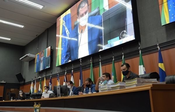 Paciente espera por cirurgia há dois anos para corrigir sequelas causadas por prótese errada