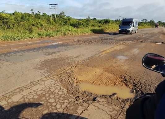 Buracos na BR-174 entre Mucajaí e Caracaraí atrapalham tráfego de veículos