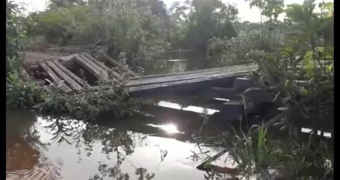 Sem manuntenção pelo Governo, moradores ficam ilhados após queda de ponte em vicinal