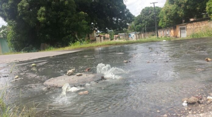 Esgoto estourado há três dias causa transtono a moradores do Caranã
